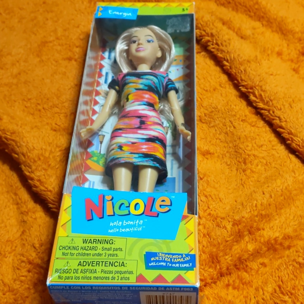 New Kenya's World Nicole Energia Hola Bonita doll